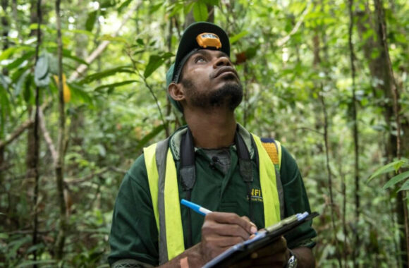 Un certificador de la ONU durante un recorrido en un bosque. PNUD